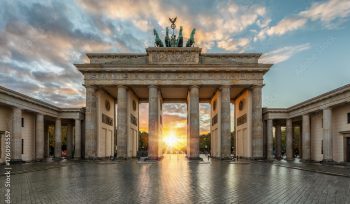 Sonnenuntergang hinter dem Brandenburger Tor in Berlin, Deutschland